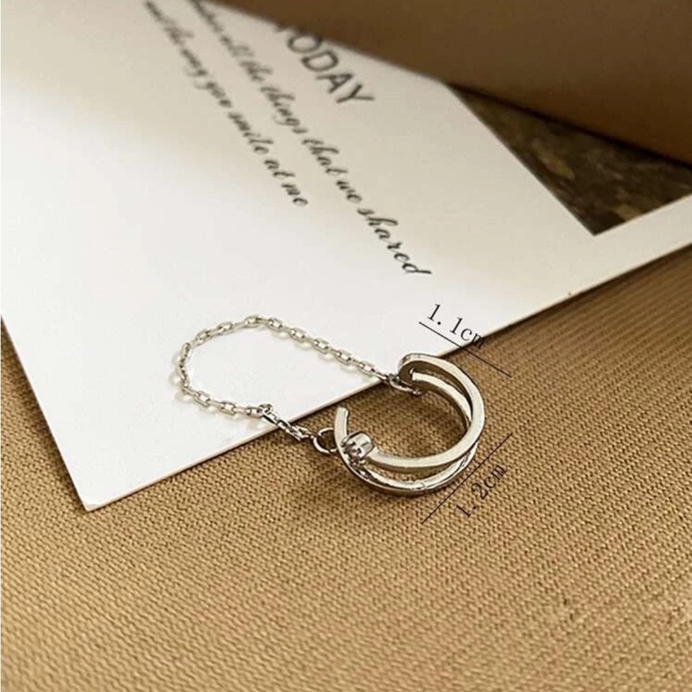 Elegant Silver Chain Ear Cuff - Picture 3 of 3